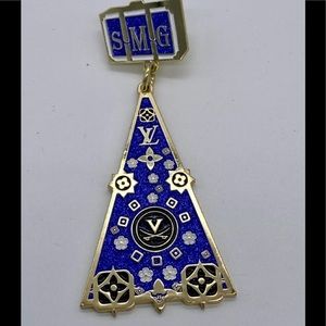 Rare 2018 authentic Louis Vuitton Coronation pin